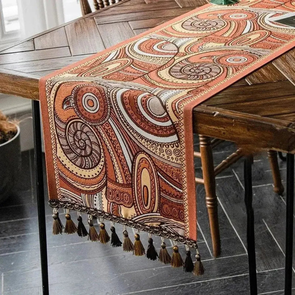 Image d'un magnifique et coloré chemin de table de style vintage ayant comme motifs des colimaçons et autres formes abstraites sur une table en bois tendance