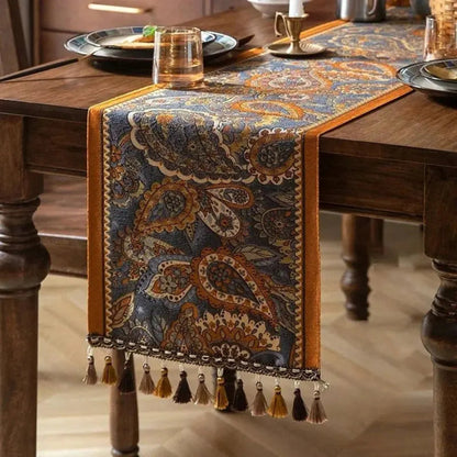 Image d'un magnifique chemin de table de style vintage au motif Paisley sur une épaisse table en bois foncé