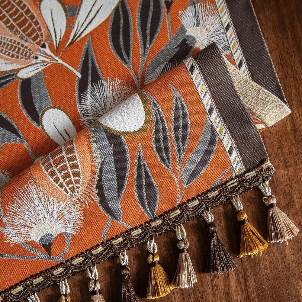 Image d'un magnifique et coloré chemin de table de style vintage avec ses élégantes coutures et ses jolis pompons 