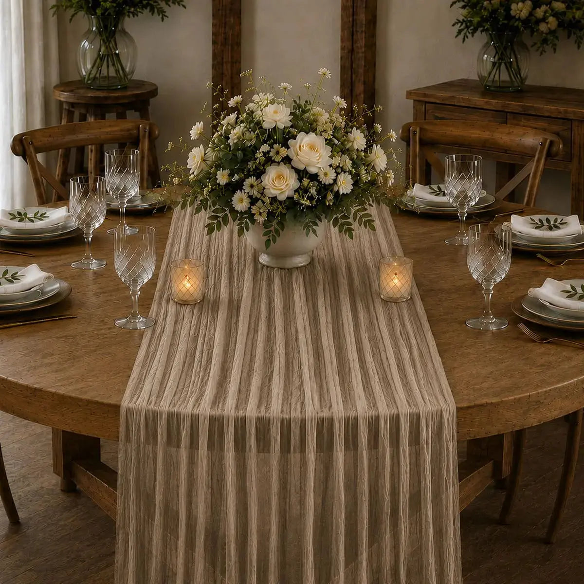 Chemin de table voilage plissé beige sur table champêtre avec bouquet blanc