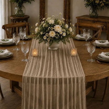 Chemin de table voilage plissé beige sur table champêtre avec bouquet blanc