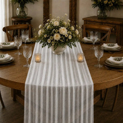 Chemin de table voilage plissé blanc  sur table romantique avec centre de table floral