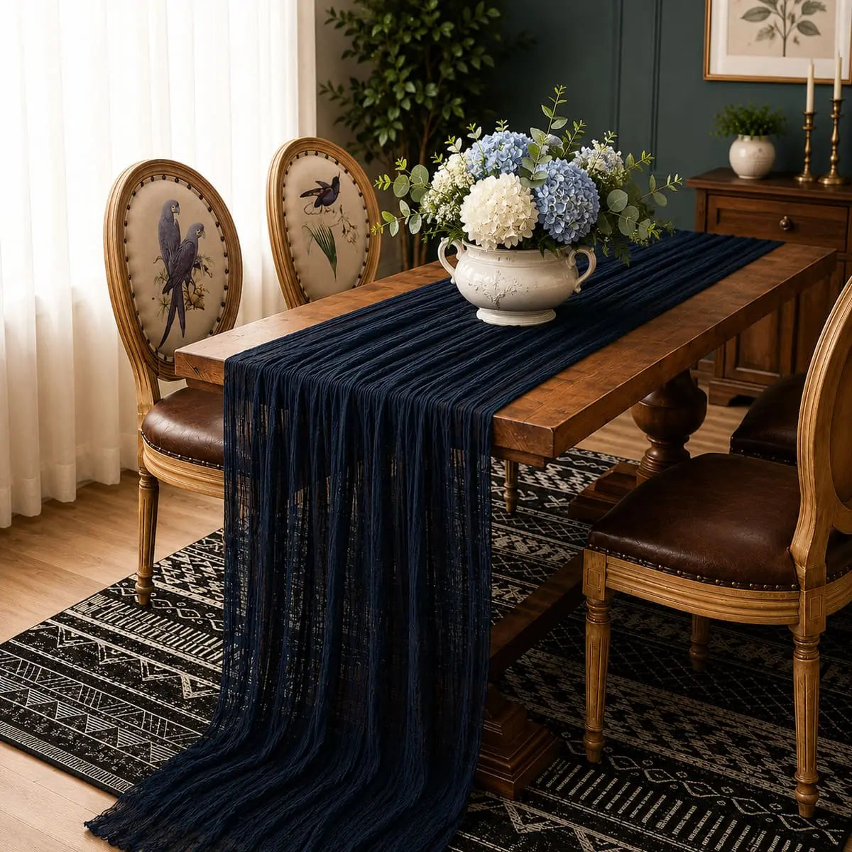 Chemin de table voilage plissé bleu marine sur table en bois avec bouquet d'hortensias bleus et blancs