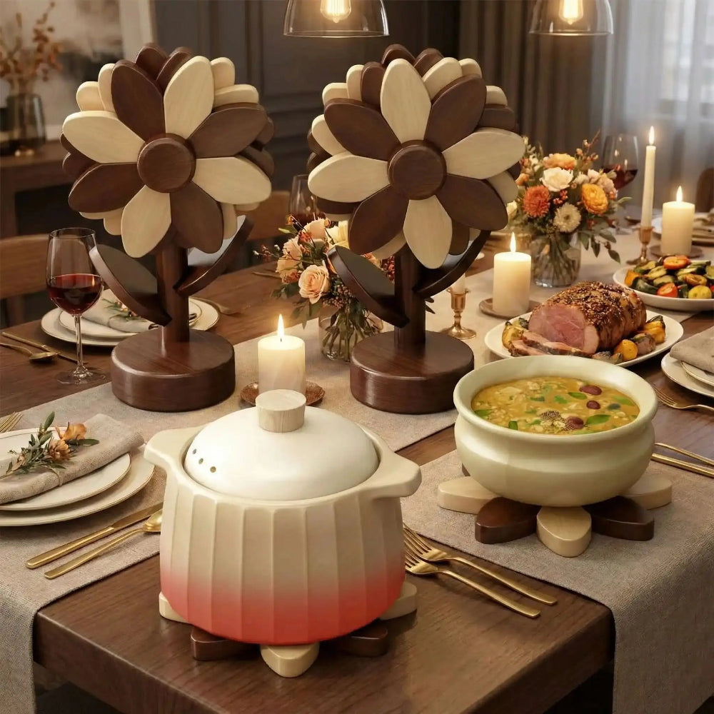 Image de dessous de plat en bois de couleur brun et beige en forme de tournesol sur une table en bois garnie   de bougeoirs, de jolis couverts, de bouquets de fleurs avec de la nourriture