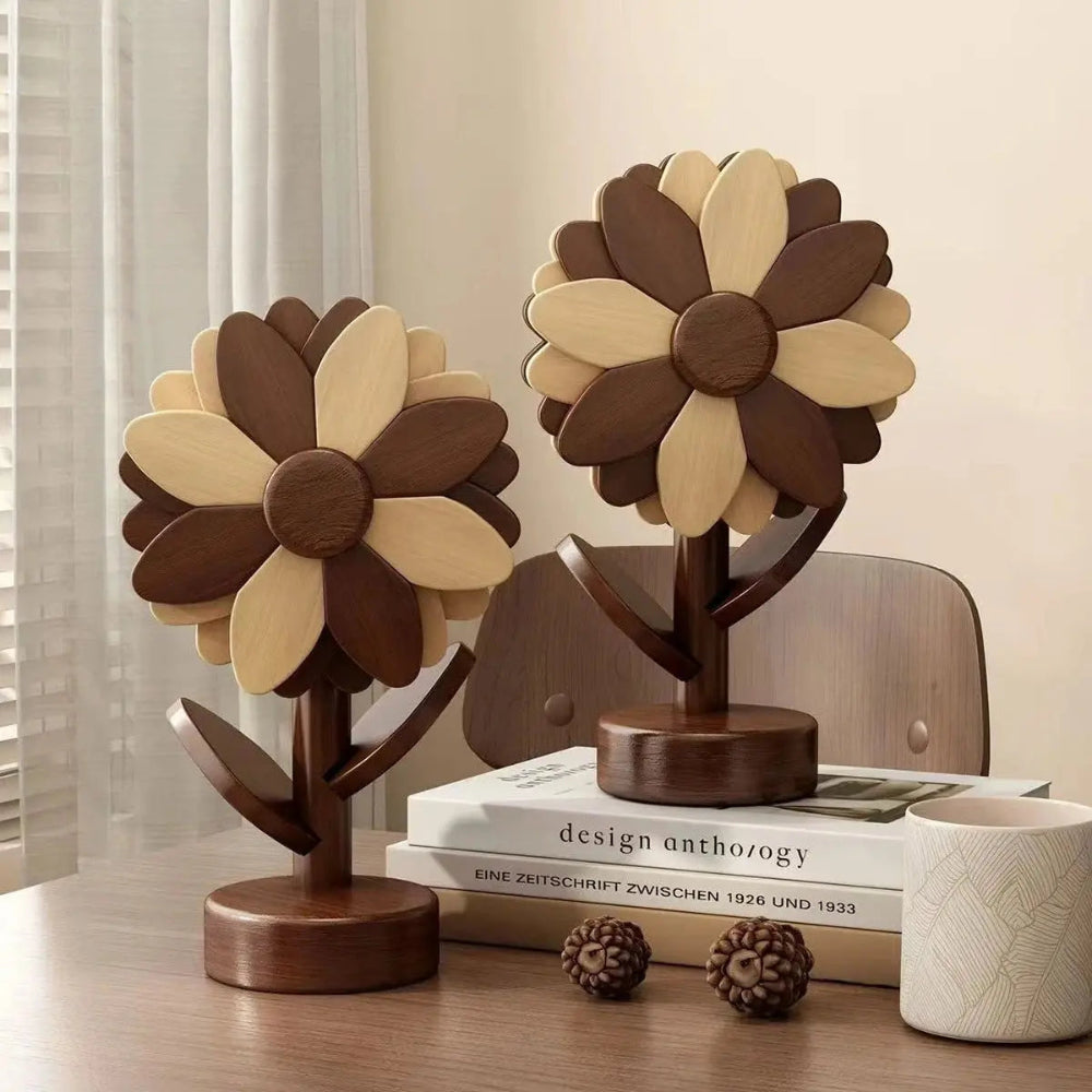 Image de dessous de plat en bois de couleur brun et beige en forme de tournesol sur une table en bois avec quelques décorations