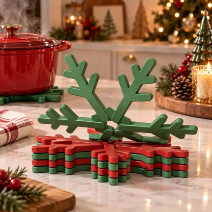 Dessous de plat en silicone pliable qui s'ouvre en forme de flocon de neige sur un comptoir de cuisine