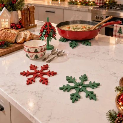 Dessous de plat en silicone antidérapant flocon de neige sous une poêle fumante dans une cuisine décorée pour Noël
