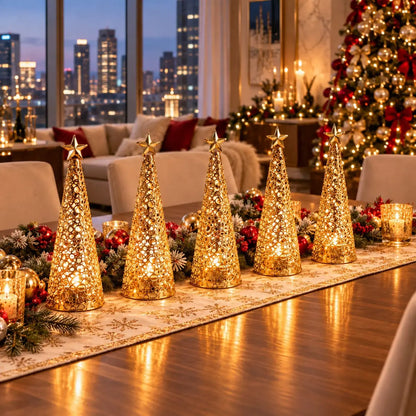 Lot de 5 bougeoirs sapin de Noël dorés illuminés sur une table de réveillon, vue sur la ville