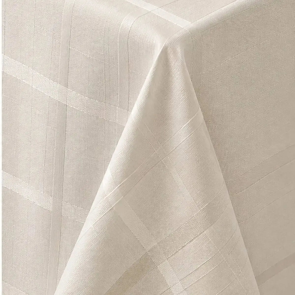 Coin plié de la nappe de table beige montrant le tissage à carreaux et son tombé souple