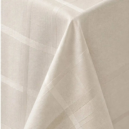 Coin plié de la nappe de table beige montrant le tissage à carreaux et son tombé souple